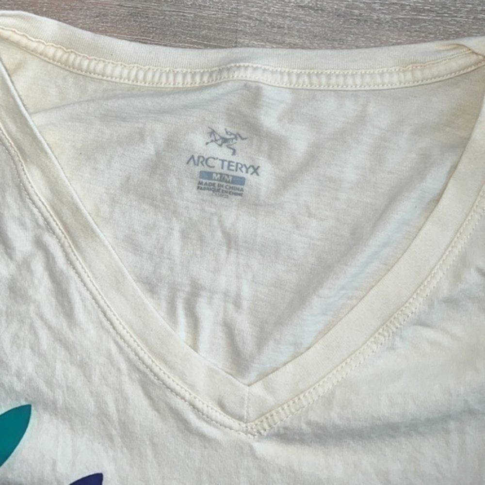 Arc’teryx CreamV-Neck Cotton Short‎ Sleeve Tee Shirt - Picture 2 of 11